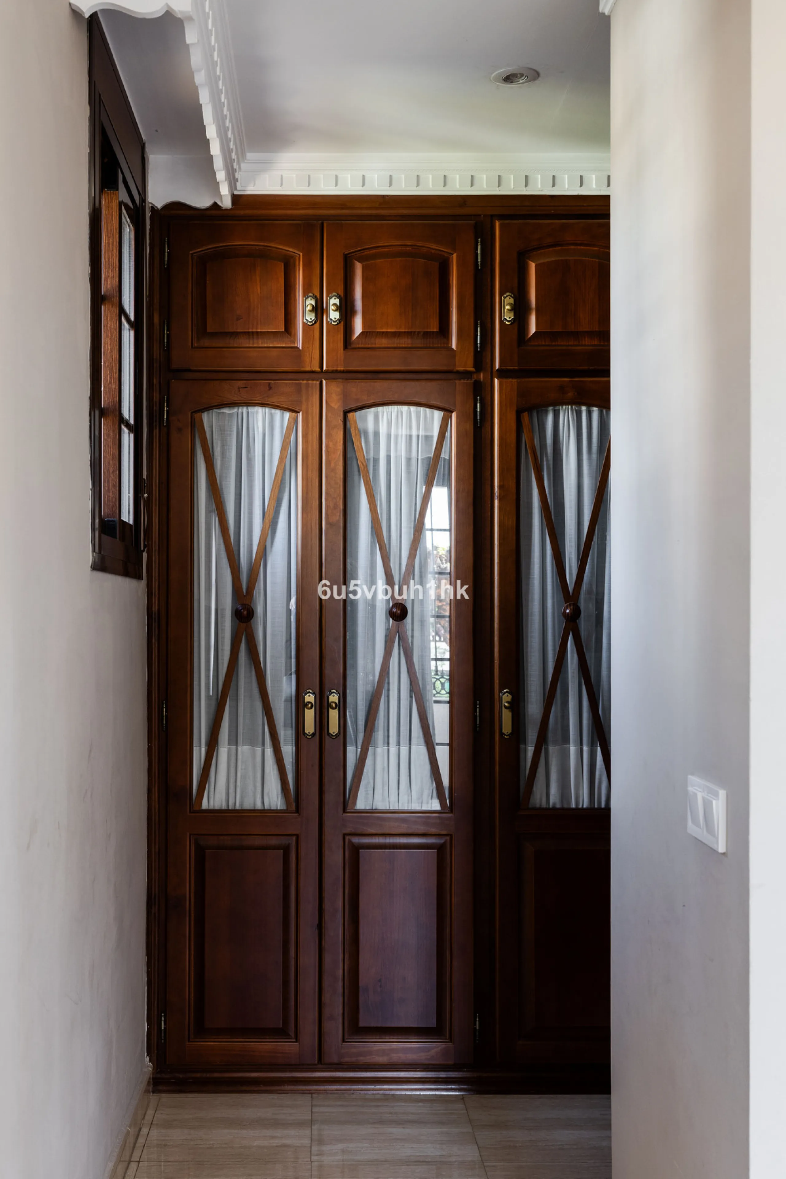 We are thrilled to present our exclusive listing; an unparalleled opportunity to own an exquisite and modern villa located in the highly sought-after area of San Pedro de Alcantara. Renovated and in impeccable condition, this property epitomizes luxurious