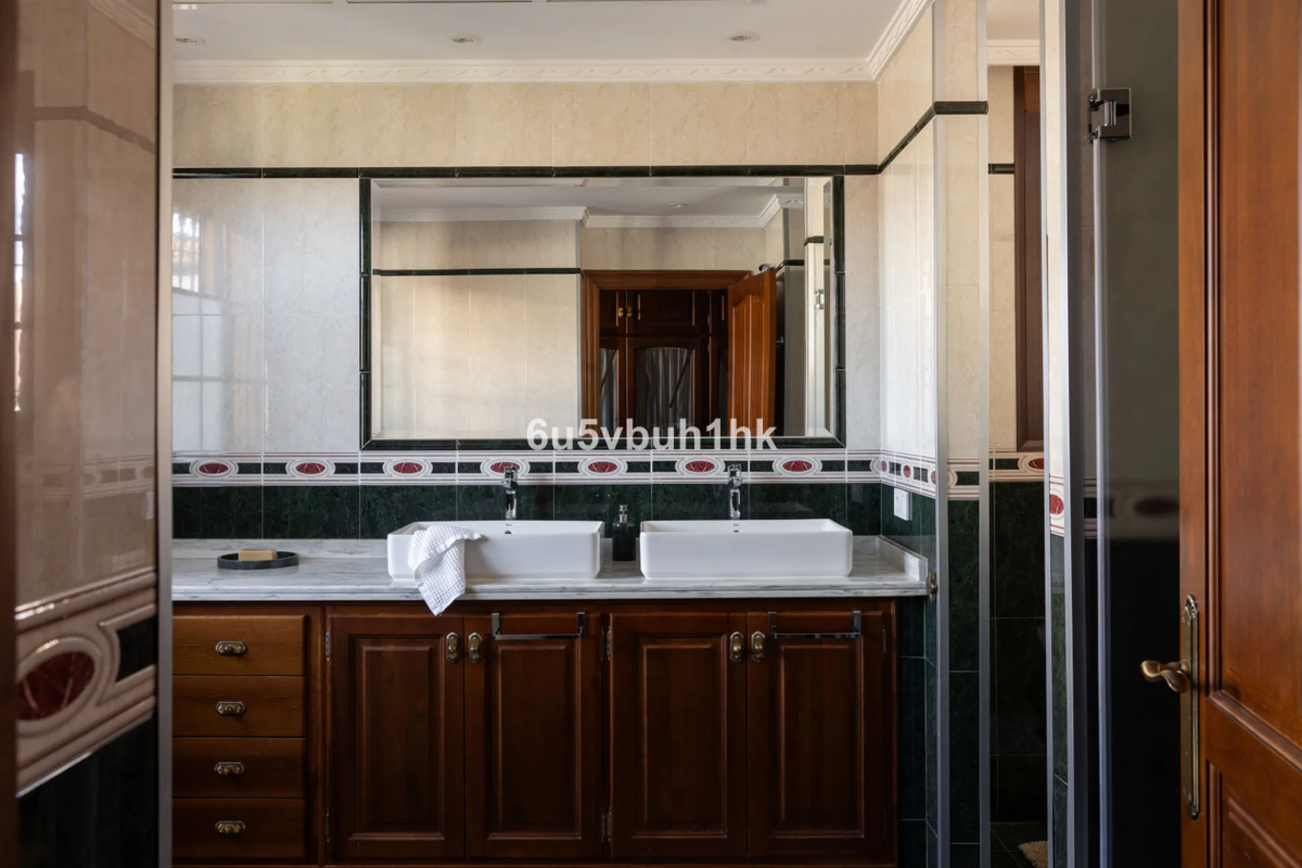 We are thrilled to present our exclusive listing; an unparalleled opportunity to own an exquisite and modern villa located in the highly sought-after area of San Pedro de Alcantara. Renovated and in impeccable condition, this property epitomizes luxurious