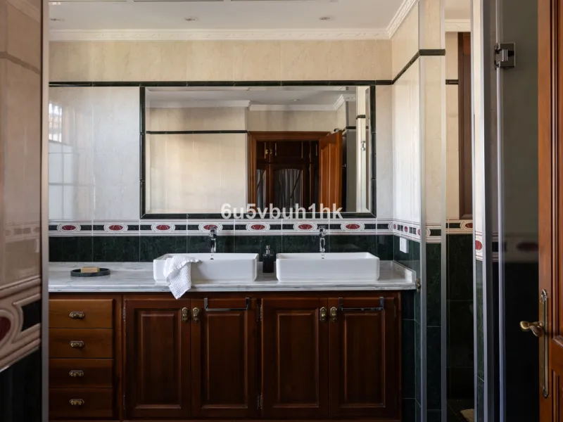 We are thrilled to present our exclusive listing; an unparalleled opportunity to own an exquisite and modern villa located in the highly sought-after area of San Pedro de Alcantara. Renovated and in impeccable condition, this property epitomizes luxurious