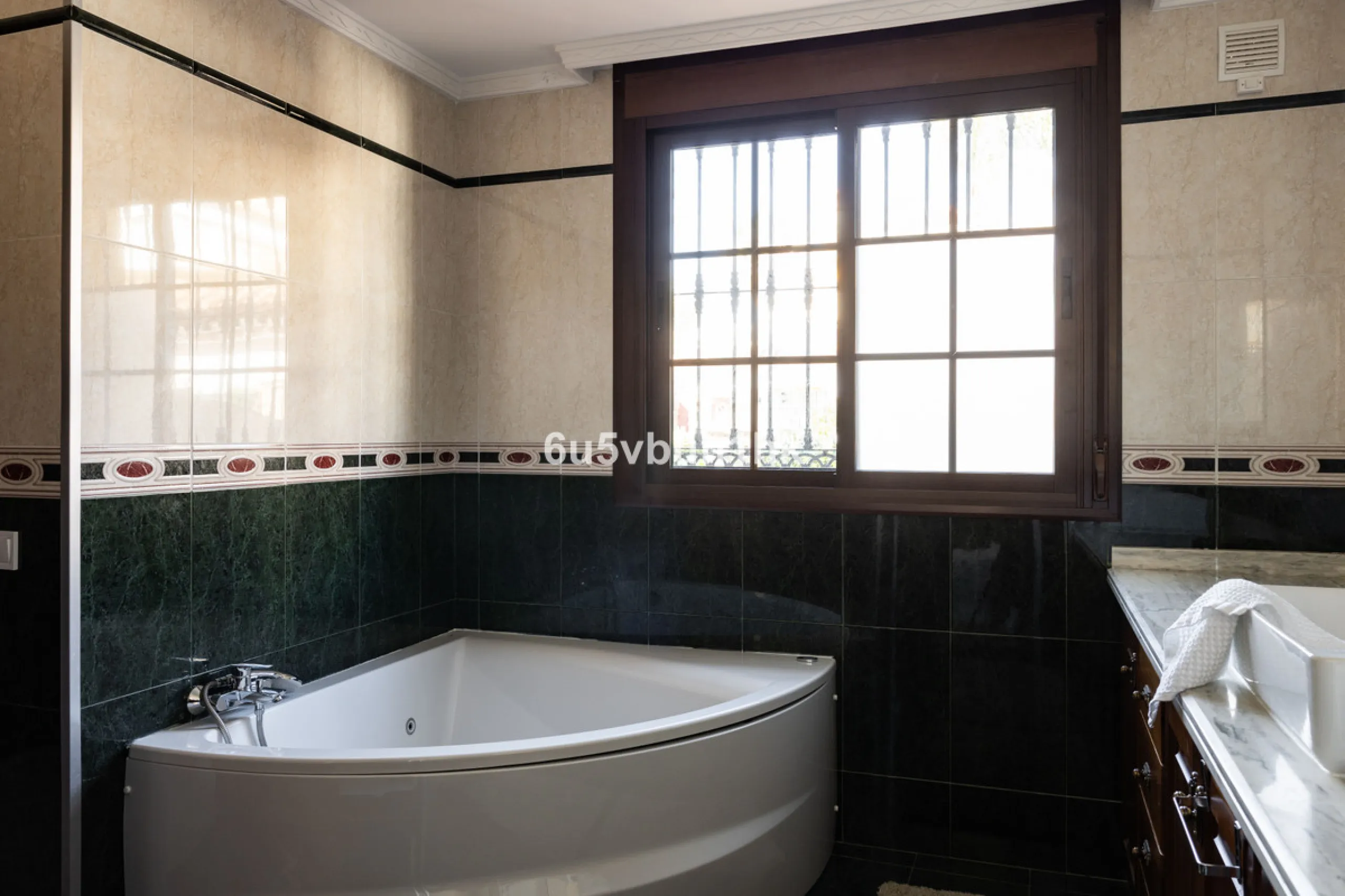 We are thrilled to present our exclusive listing; an unparalleled opportunity to own an exquisite and modern villa located in the highly sought-after area of San Pedro de Alcantara. Renovated and in impeccable condition, this property epitomizes luxurious
