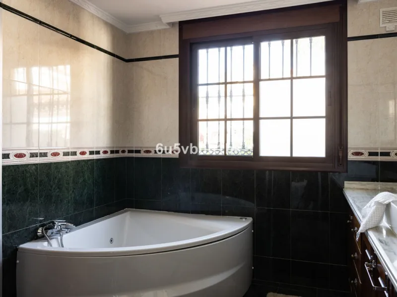 We are thrilled to present our exclusive listing; an unparalleled opportunity to own an exquisite and modern villa located in the highly sought-after area of San Pedro de Alcantara. Renovated and in impeccable condition, this property epitomizes luxurious