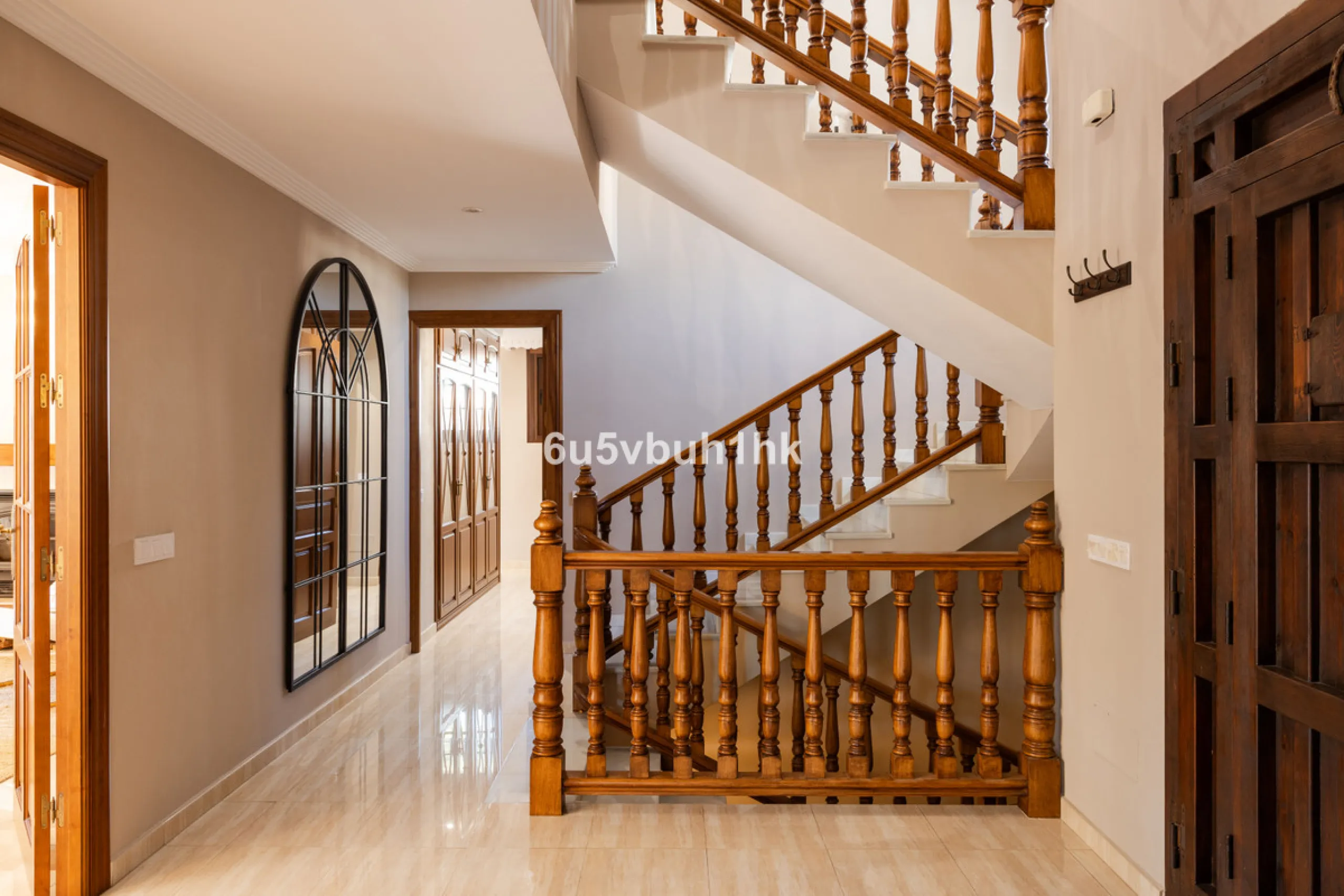 We are thrilled to present our exclusive listing; an unparalleled opportunity to own an exquisite and modern villa located in the highly sought-after area of San Pedro de Alcantara. Renovated and in impeccable condition, this property epitomizes luxurious