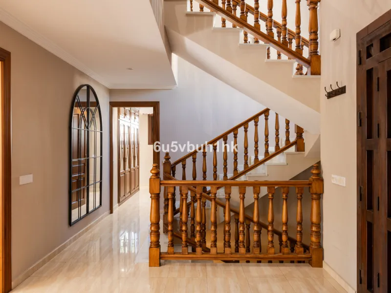 We are thrilled to present our exclusive listing; an unparalleled opportunity to own an exquisite and modern villa located in the highly sought-after area of San Pedro de Alcantara. Renovated and in impeccable condition, this property epitomizes luxurious