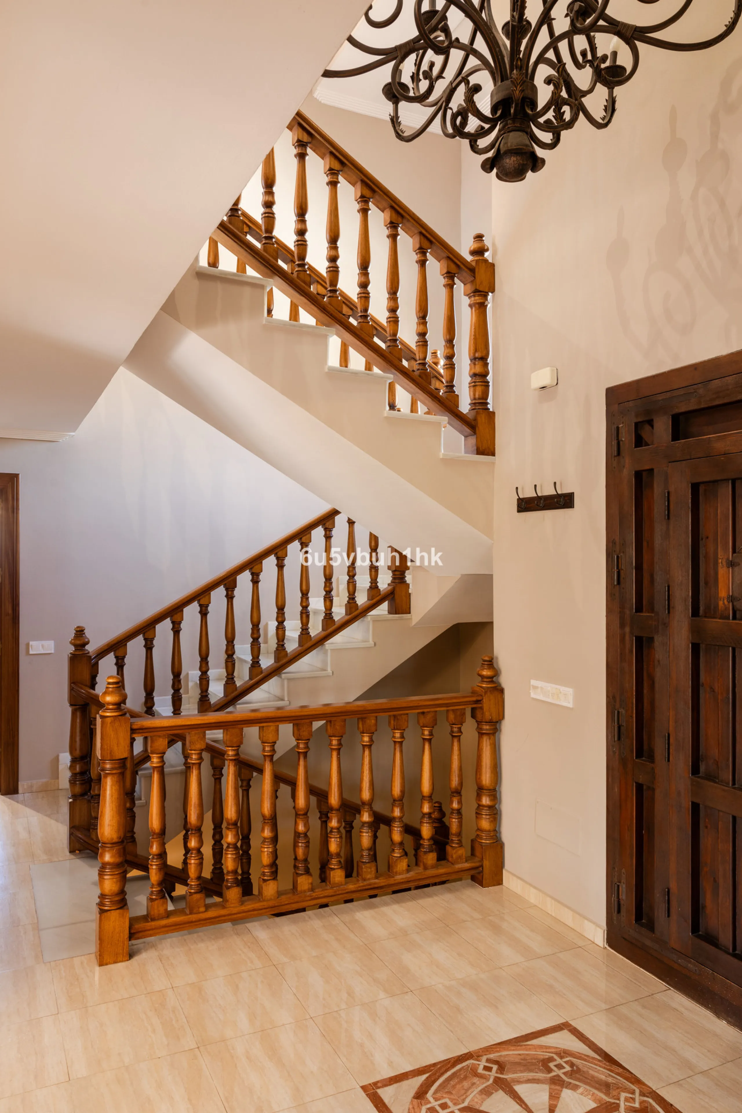 We are thrilled to present our exclusive listing; an unparalleled opportunity to own an exquisite and modern villa located in the highly sought-after area of San Pedro de Alcantara. Renovated and in impeccable condition, this property epitomizes luxurious