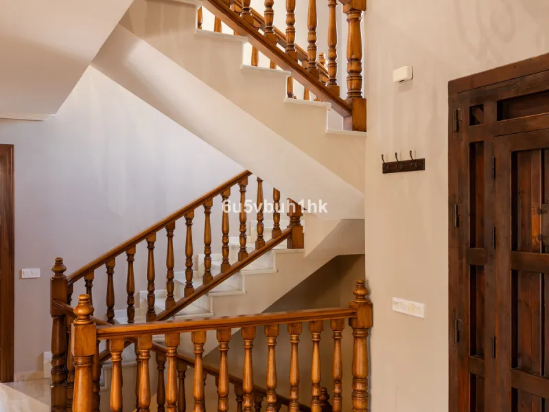 We are thrilled to present our exclusive listing; an unparalleled opportunity to own an exquisite and modern villa located in the highly sought-after area of San Pedro de Alcantara. Renovated and in impeccable condition, this property epitomizes luxurious