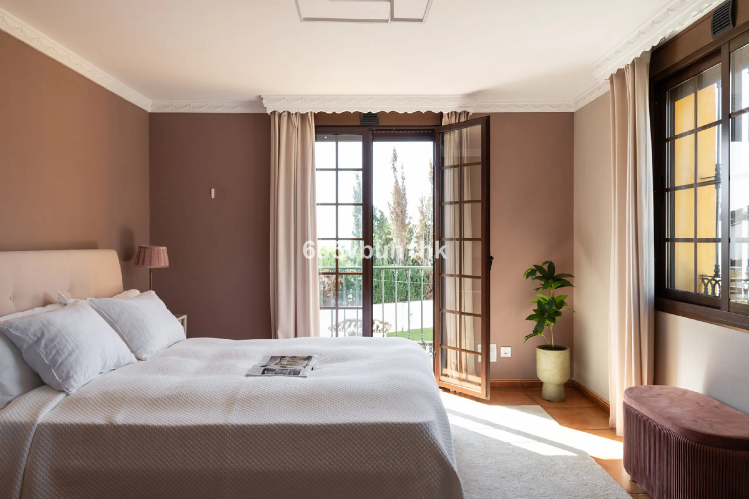 We are thrilled to present our exclusive listing; an unparalleled opportunity to own an exquisite and modern villa located in the highly sought-after area of San Pedro de Alcantara. Renovated and in impeccable condition, this property epitomizes luxurious