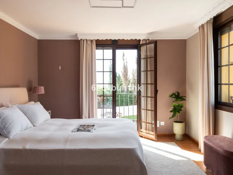We are thrilled to present our exclusive listing; an unparalleled opportunity to own an exquisite and modern villa located in the highly sought-after area of San Pedro de Alcantara. Renovated and in impeccable condition, this property epitomizes luxurious