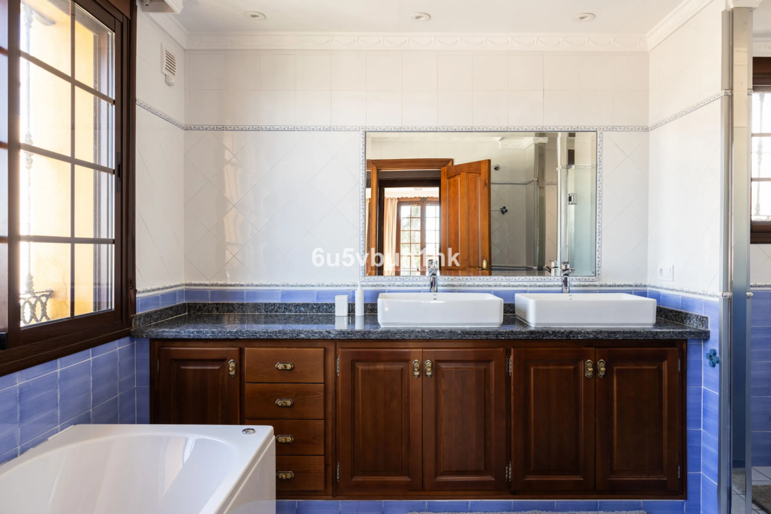 We are thrilled to present our exclusive listing; an unparalleled opportunity to own an exquisite and modern villa located in the highly sought-after area of San Pedro de Alcantara. Renovated and in impeccable condition, this property epitomizes luxurious