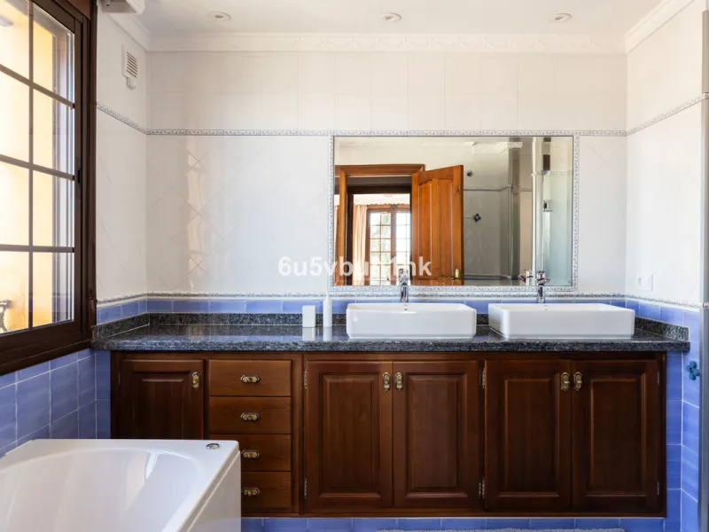We are thrilled to present our exclusive listing; an unparalleled opportunity to own an exquisite and modern villa located in the highly sought-after area of San Pedro de Alcantara. Renovated and in impeccable condition, this property epitomizes luxurious