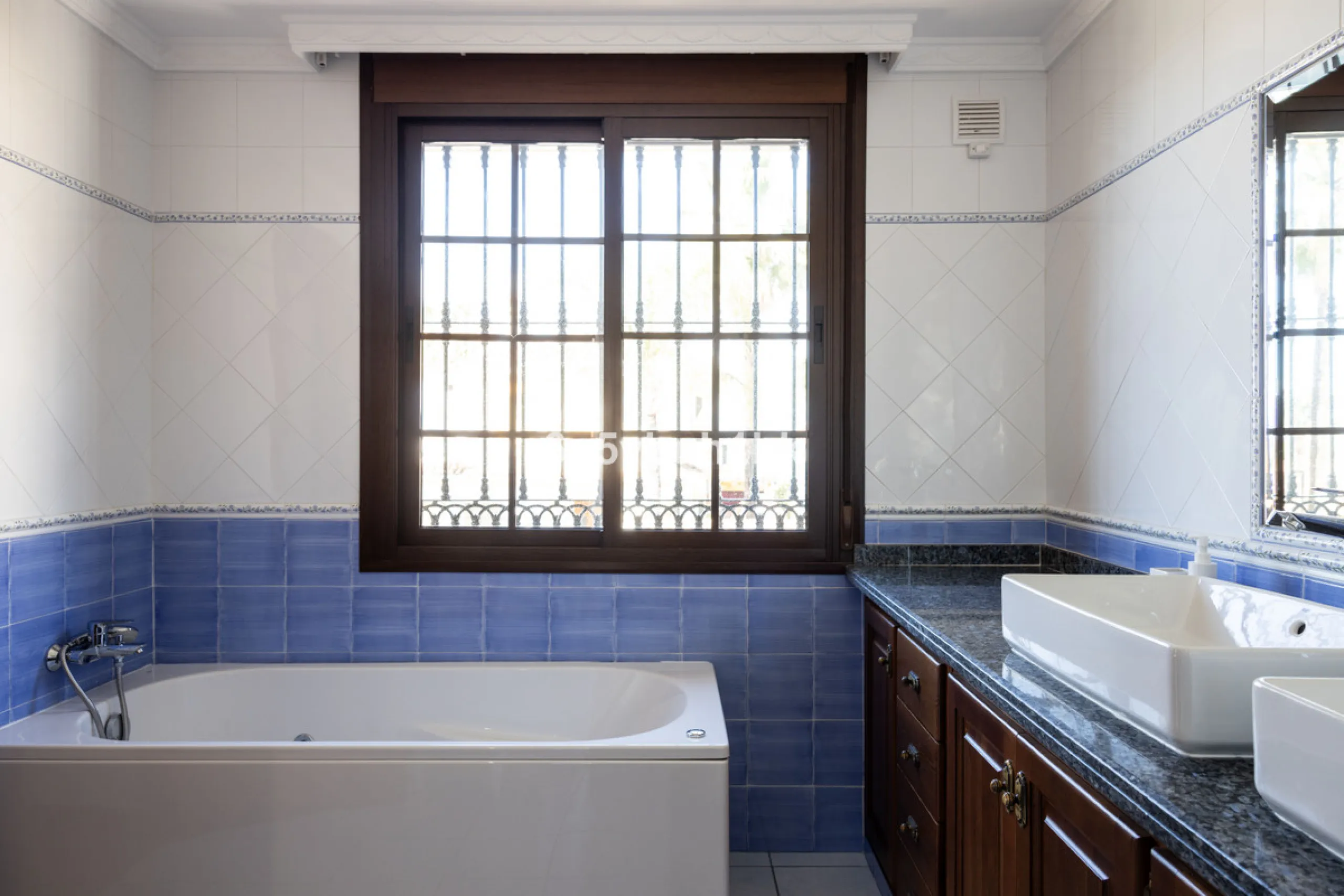 We are thrilled to present our exclusive listing; an unparalleled opportunity to own an exquisite and modern villa located in the highly sought-after area of San Pedro de Alcantara. Renovated and in impeccable condition, this property epitomizes luxurious