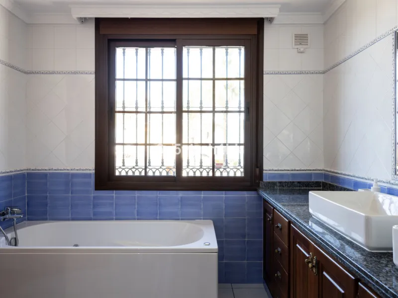 We are thrilled to present our exclusive listing; an unparalleled opportunity to own an exquisite and modern villa located in the highly sought-after area of San Pedro de Alcantara. Renovated and in impeccable condition, this property epitomizes luxurious