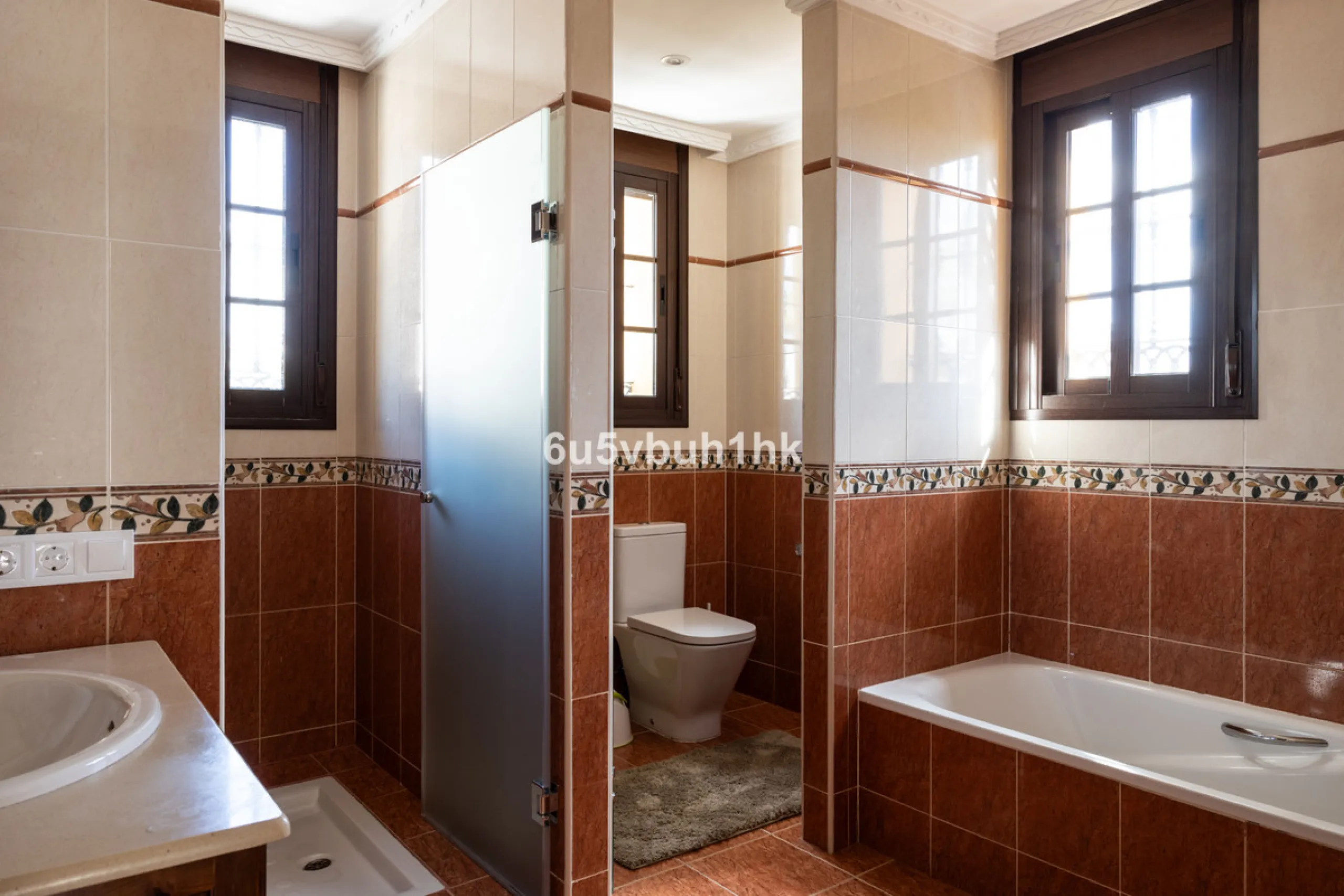 We are thrilled to present our exclusive listing; an unparalleled opportunity to own an exquisite and modern villa located in the highly sought-after area of San Pedro de Alcantara. Renovated and in impeccable condition, this property epitomizes luxurious