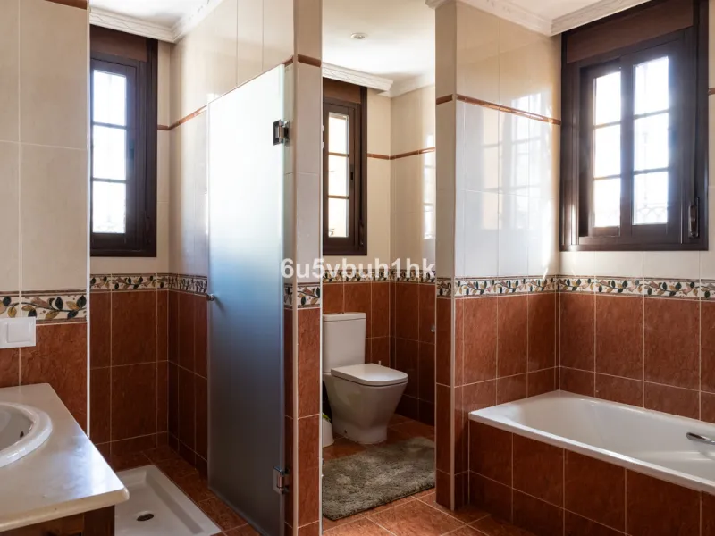 We are thrilled to present our exclusive listing; an unparalleled opportunity to own an exquisite and modern villa located in the highly sought-after area of San Pedro de Alcantara. Renovated and in impeccable condition, this property epitomizes luxurious