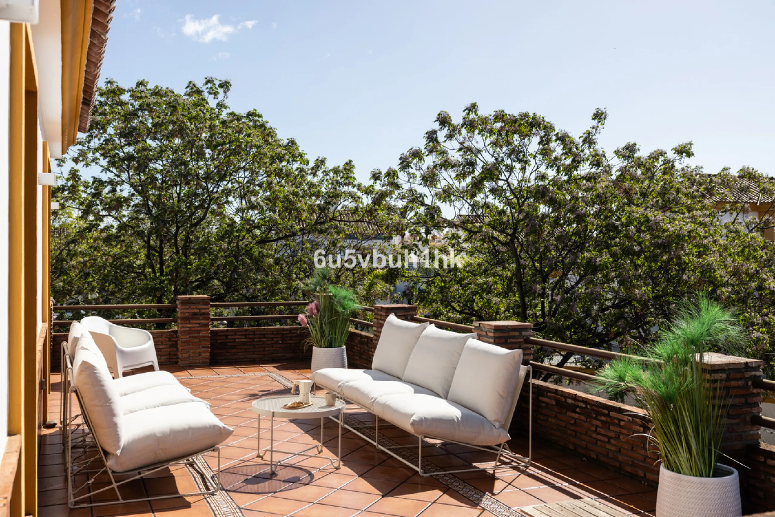We are thrilled to present our exclusive listing; an unparalleled opportunity to own an exquisite and modern villa located in the highly sought-after area of San Pedro de Alcantara. Renovated and in impeccable condition, this property epitomizes luxurious