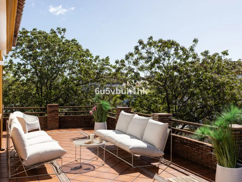 We are thrilled to present our exclusive listing; an unparalleled opportunity to own an exquisite and modern villa located in the highly sought-after area of San Pedro de Alcantara. Renovated and in impeccable condition, this property epitomizes luxurious