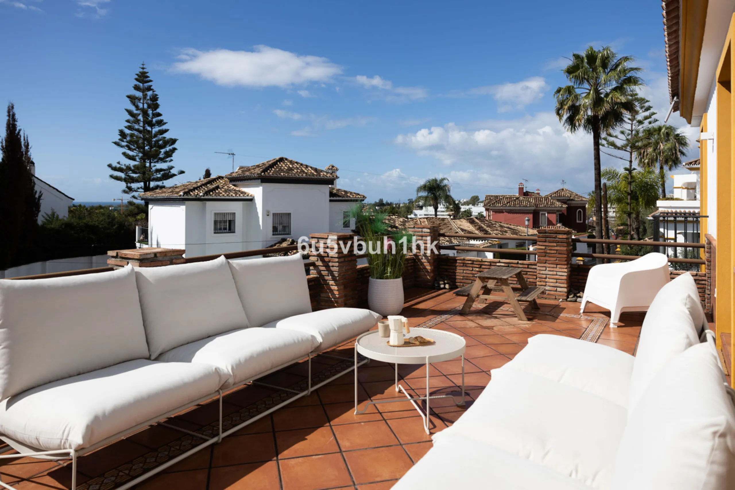 We are thrilled to present our exclusive listing; an unparalleled opportunity to own an exquisite and modern villa located in the highly sought-after area of San Pedro de Alcantara. Renovated and in impeccable condition, this property epitomizes luxurious