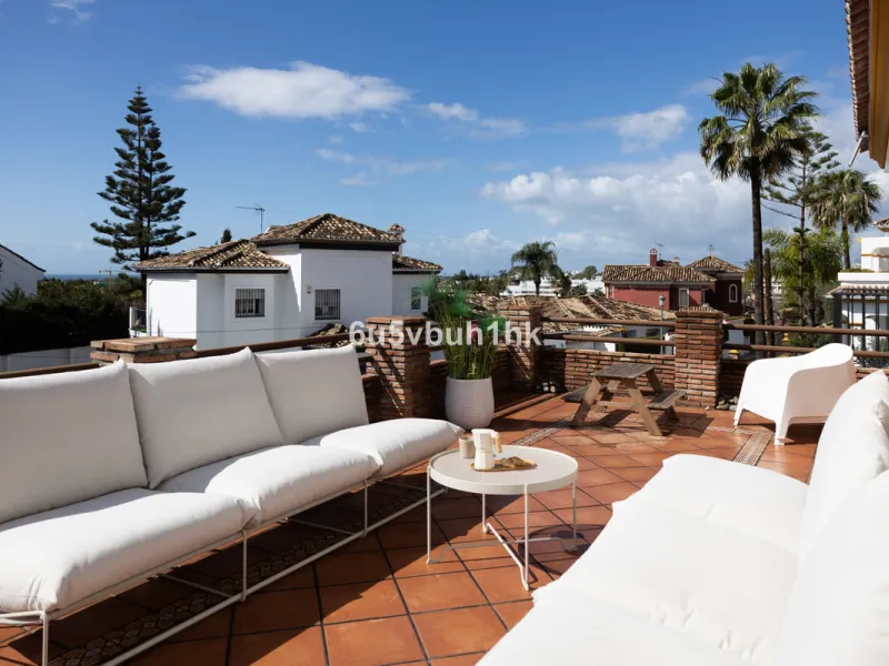 We are thrilled to present our exclusive listing; an unparalleled opportunity to own an exquisite and modern villa located in the highly sought-after area of San Pedro de Alcantara. Renovated and in impeccable condition, this property epitomizes luxurious
