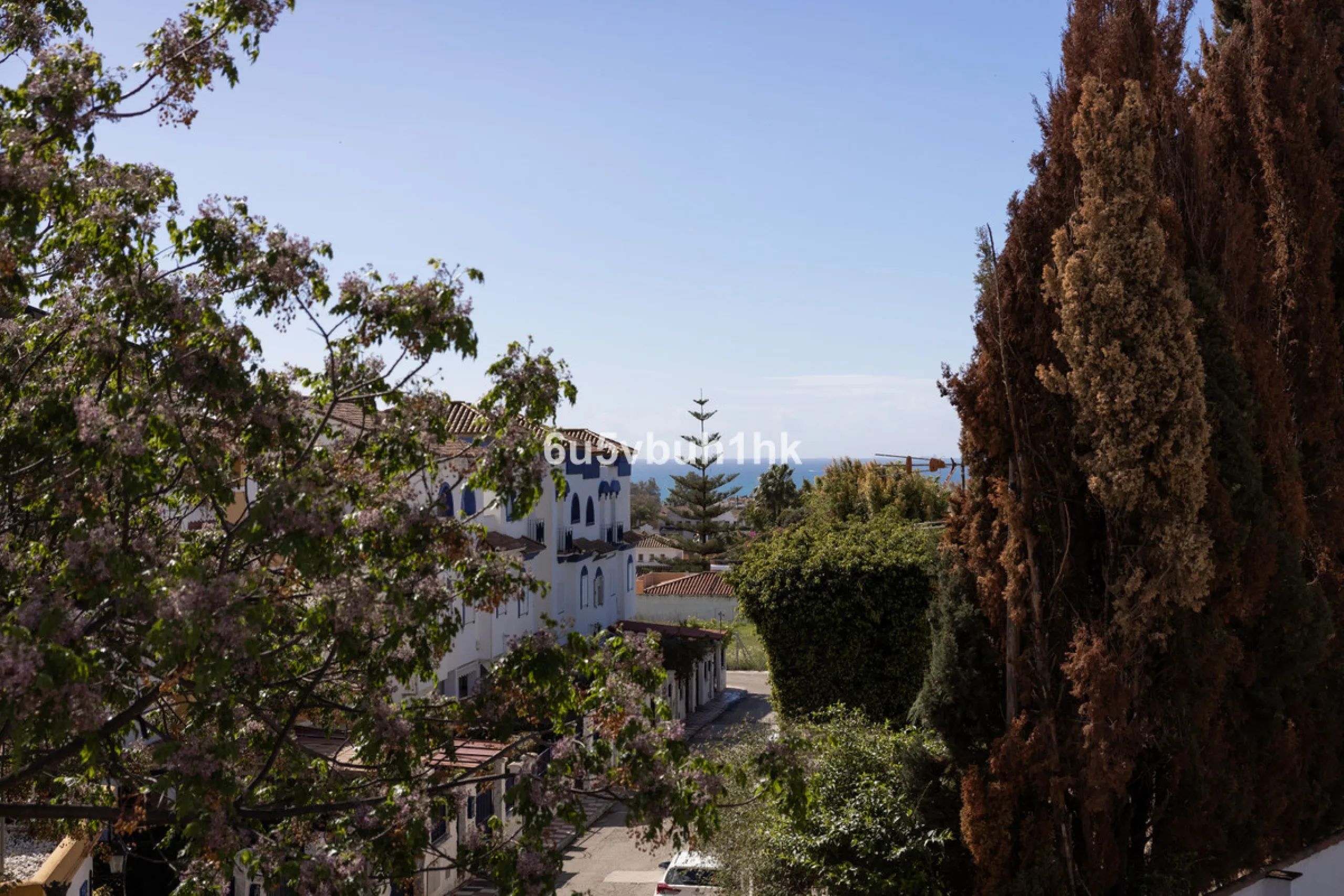 We are thrilled to present our exclusive listing; an unparalleled opportunity to own an exquisite and modern villa located in the highly sought-after area of San Pedro de Alcantara. Renovated and in impeccable condition, this property epitomizes luxurious