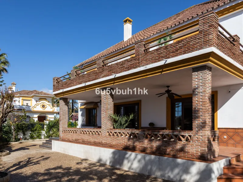 We are thrilled to present our exclusive listing; an unparalleled opportunity to own an exquisite and modern villa located in the highly sought-after area of San Pedro de Alcantara. Renovated and in impeccable condition, this property epitomizes luxurious
