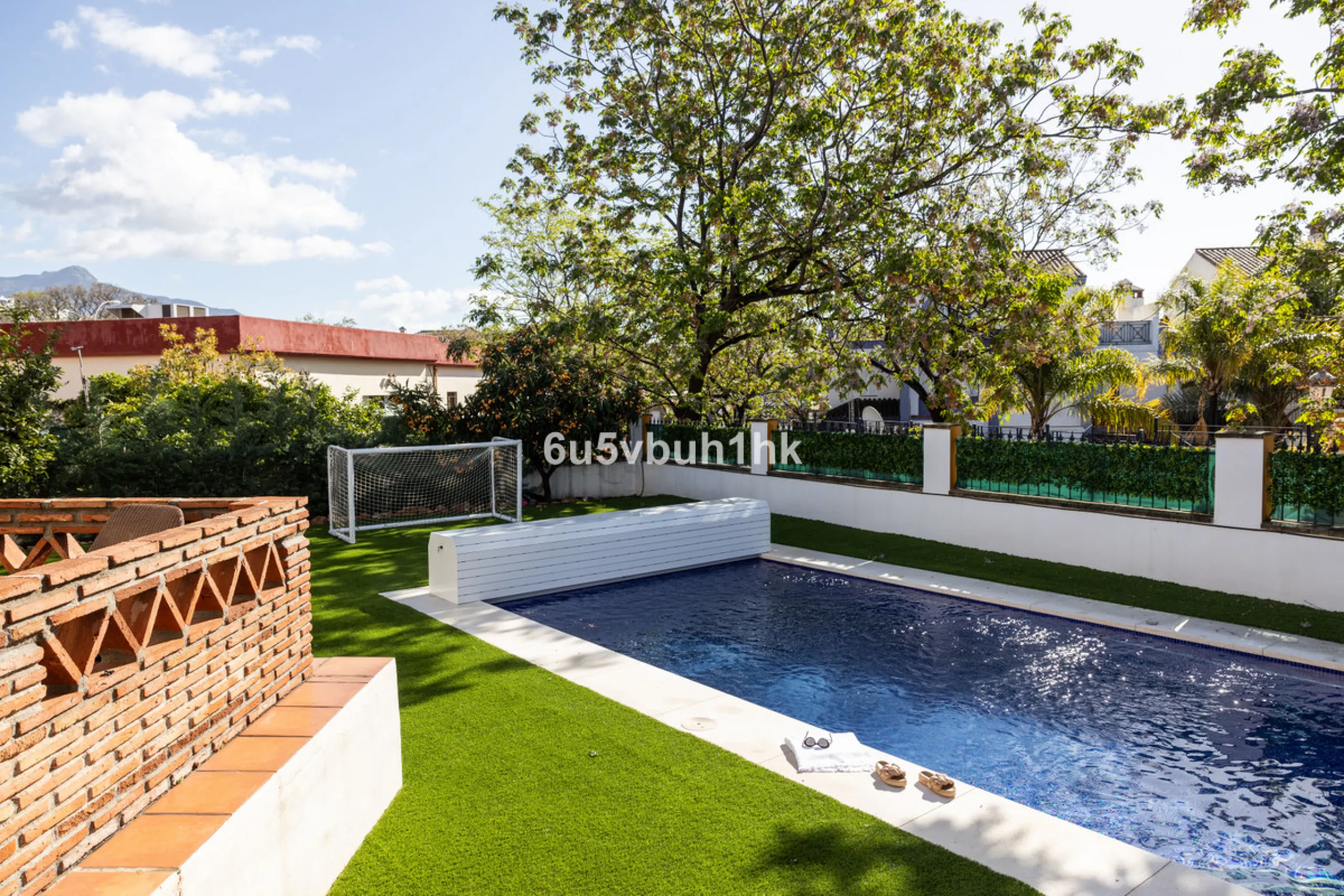 We are thrilled to present our exclusive listing; an unparalleled opportunity to own an exquisite and modern villa located in the highly sought-after area of San Pedro de Alcantara. Renovated and in impeccable condition, this property epitomizes luxurious