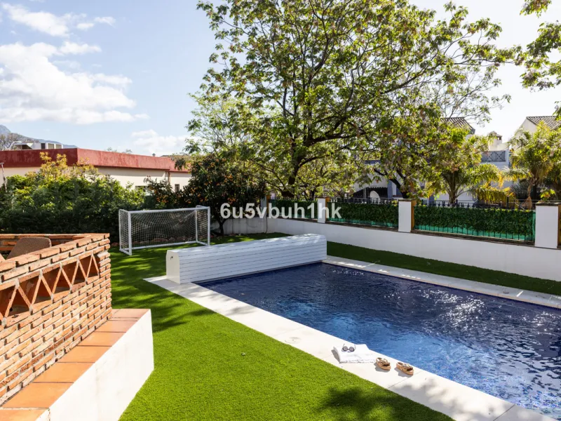 We are thrilled to present our exclusive listing; an unparalleled opportunity to own an exquisite and modern villa located in the highly sought-after area of San Pedro de Alcantara. Renovated and in impeccable condition, this property epitomizes luxurious