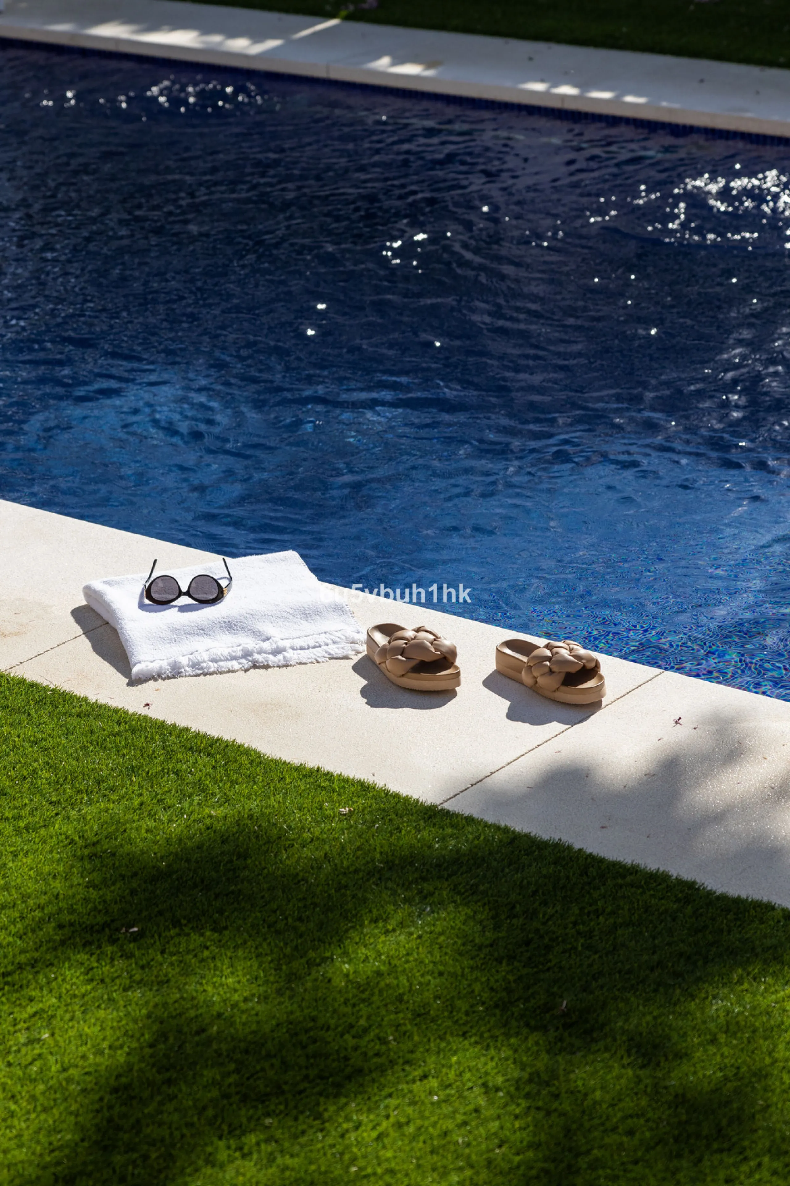 We are thrilled to present our exclusive listing; an unparalleled opportunity to own an exquisite and modern villa located in the highly sought-after area of San Pedro de Alcantara. Renovated and in impeccable condition, this property epitomizes luxurious