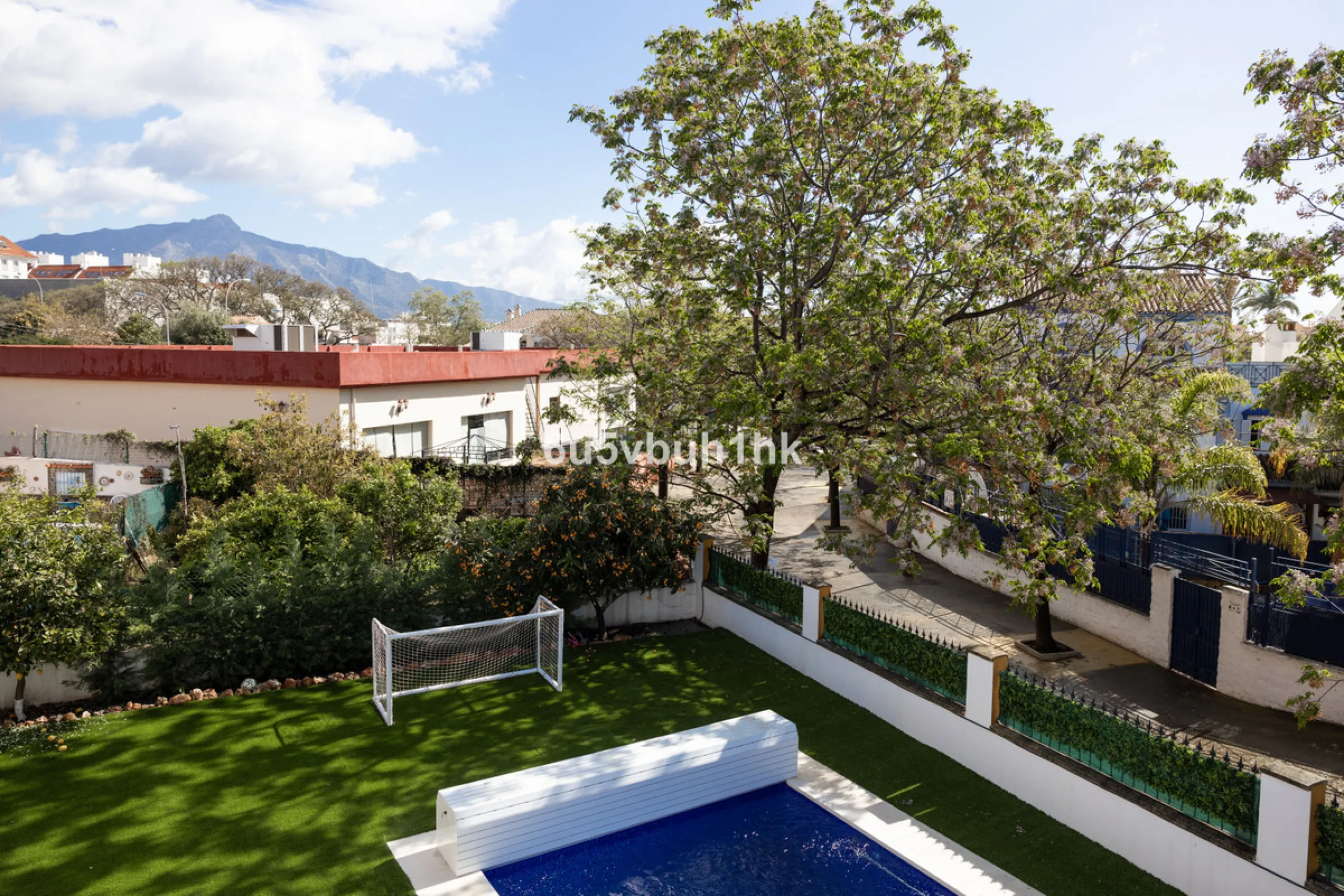 We are thrilled to present our exclusive listing; an unparalleled opportunity to own an exquisite and modern villa located in the highly sought-after area of San Pedro de Alcantara. Renovated and in impeccable condition, this property epitomizes luxurious