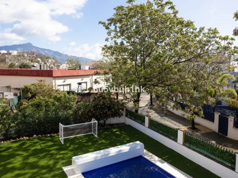 We are thrilled to present our exclusive listing; an unparalleled opportunity to own an exquisite and modern villa located in the highly sought-after area of San Pedro de Alcantara. Renovated and in impeccable condition, this property epitomizes luxurious