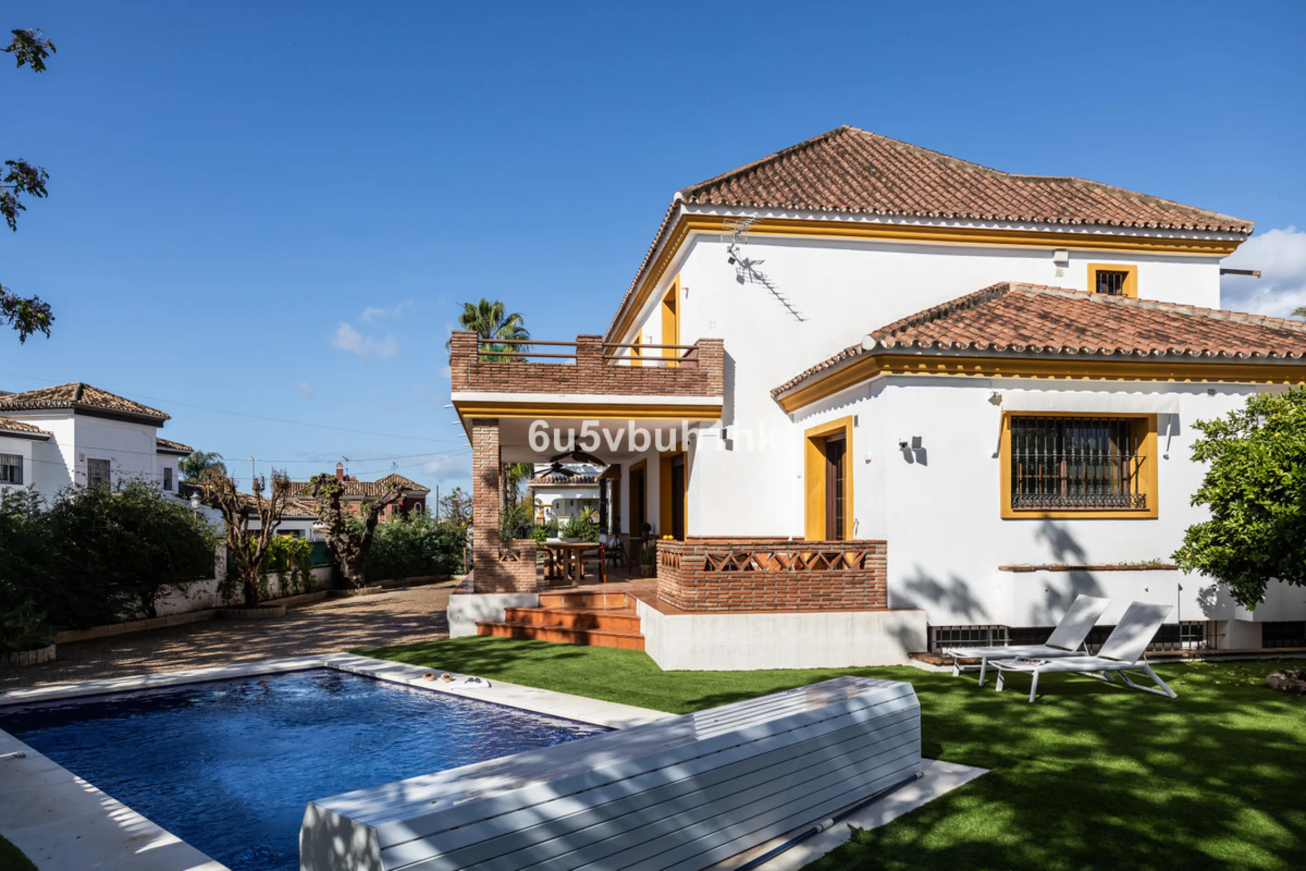 We are thrilled to present our exclusive listing; an unparalleled opportunity to own an exquisite and modern villa located in the highly sought-after area of San Pedro de Alcantara. Renovated and in impeccable condition, this property epitomizes luxurious