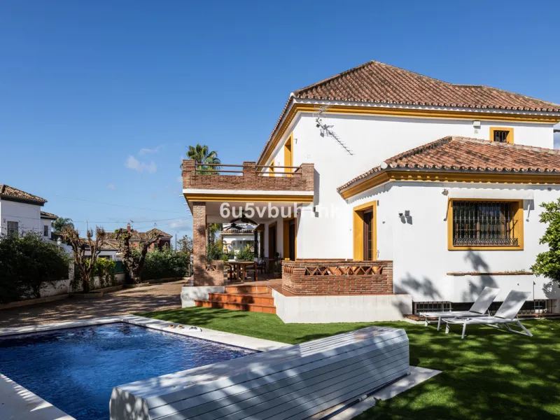 We are thrilled to present our exclusive listing; an unparalleled opportunity to own an exquisite and modern villa located in the highly sought-after area of San Pedro de Alcantara. Renovated and in impeccable condition, this property epitomizes luxurious