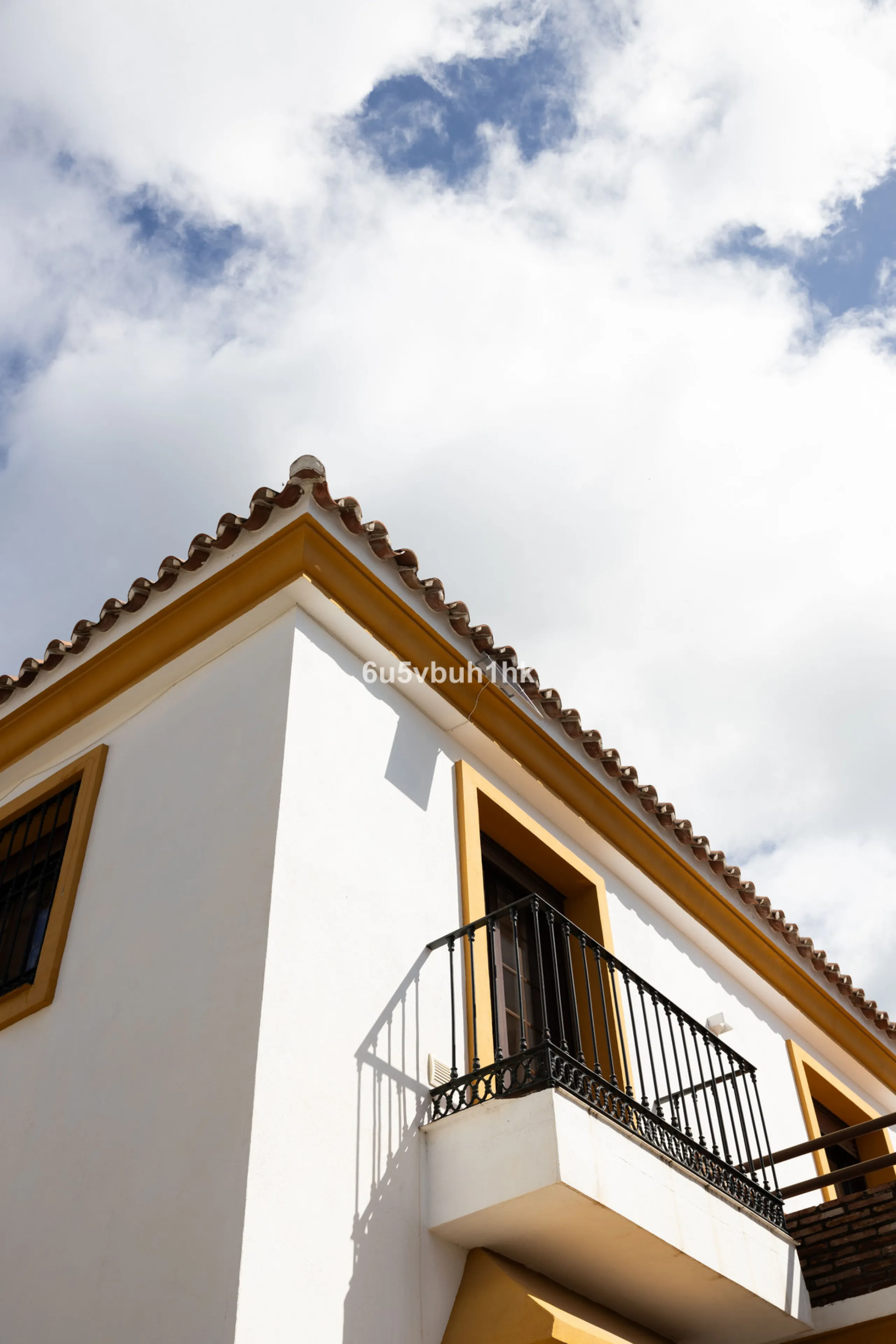 We are thrilled to present our exclusive listing; an unparalleled opportunity to own an exquisite and modern villa located in the highly sought-after area of San Pedro de Alcantara. Renovated and in impeccable condition, this property epitomizes luxurious