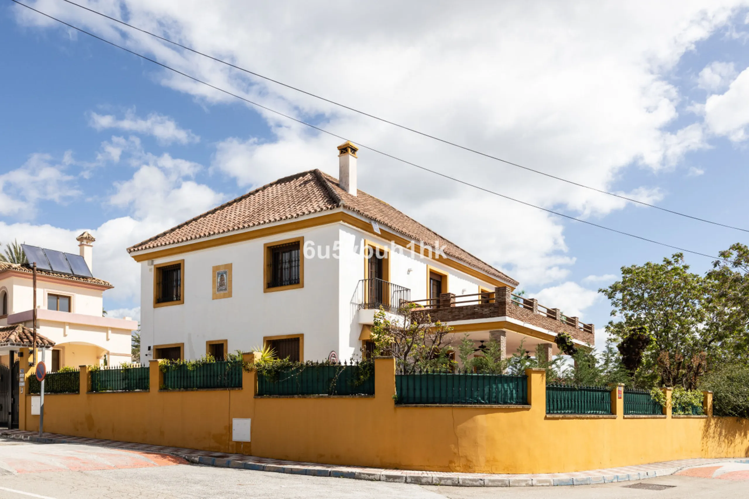 We are thrilled to present our exclusive listing; an unparalleled opportunity to own an exquisite and modern villa located in the highly sought-after area of San Pedro de Alcantara. Renovated and in impeccable condition, this property epitomizes luxurious