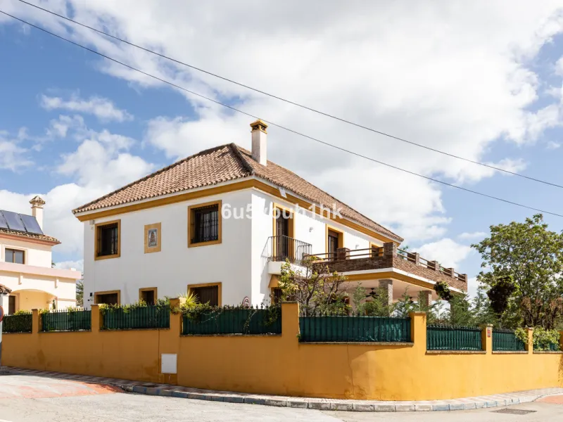 We are thrilled to present our exclusive listing; an unparalleled opportunity to own an exquisite and modern villa located in the highly sought-after area of San Pedro de Alcantara. Renovated and in impeccable condition, this property epitomizes luxurious