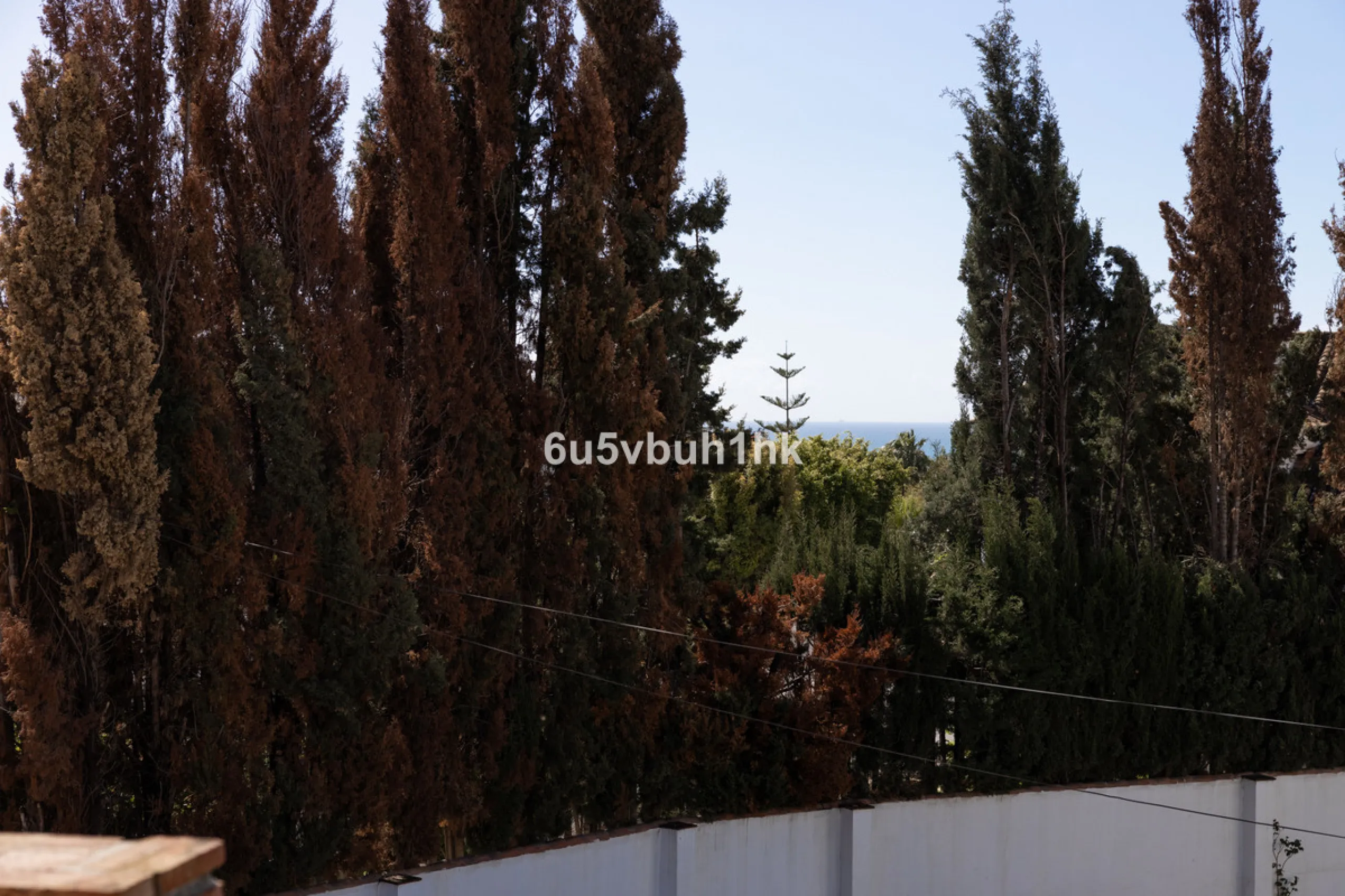 We are thrilled to present our exclusive listing; an unparalleled opportunity to own an exquisite and modern villa located in the highly sought-after area of San Pedro de Alcantara. Renovated and in impeccable condition, this property epitomizes luxurious