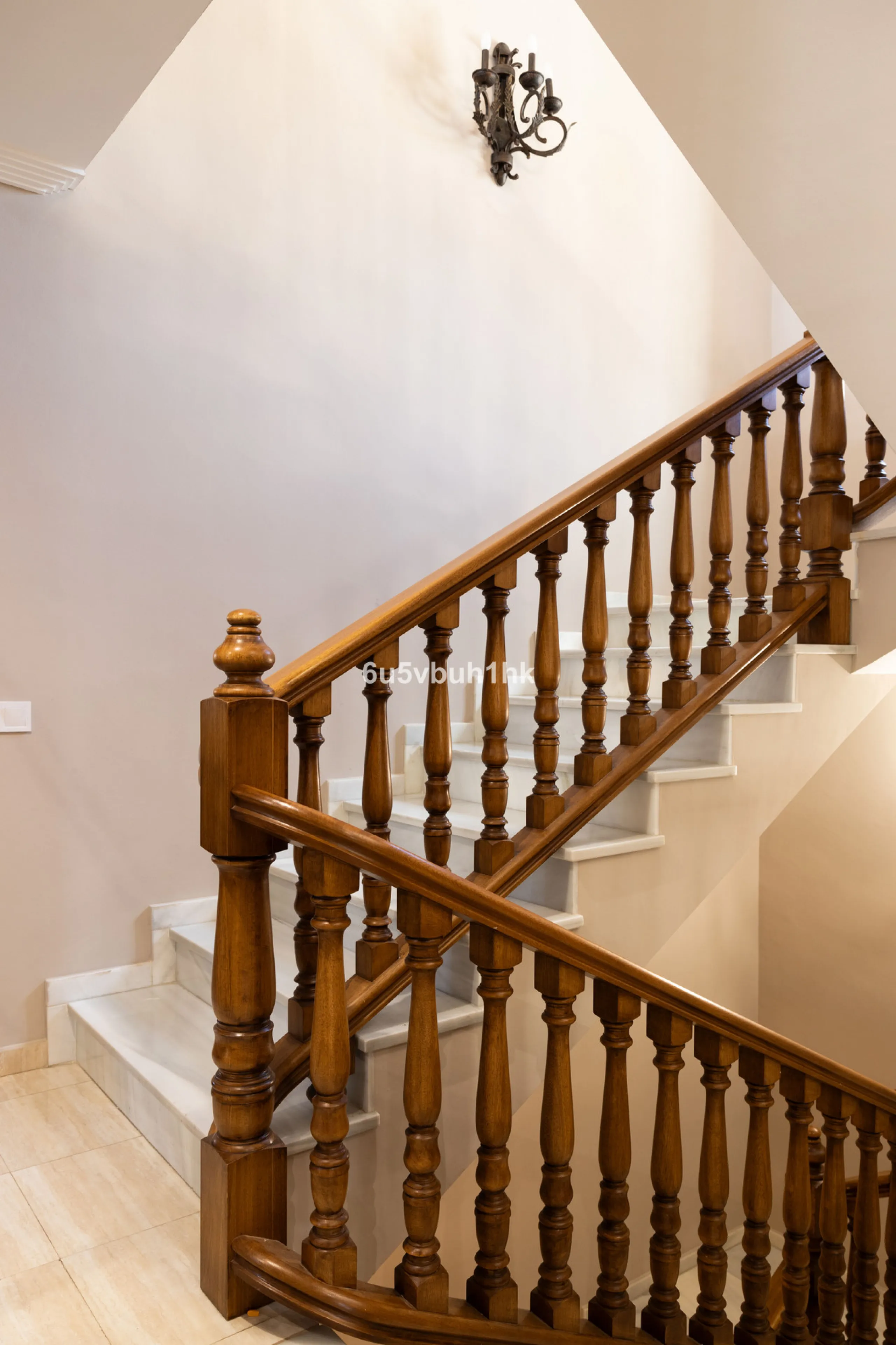 We are thrilled to present our exclusive listing; an unparalleled opportunity to own an exquisite and modern villa located in the highly sought-after area of San Pedro de Alcantara. Renovated and in impeccable condition, this property epitomizes luxurious