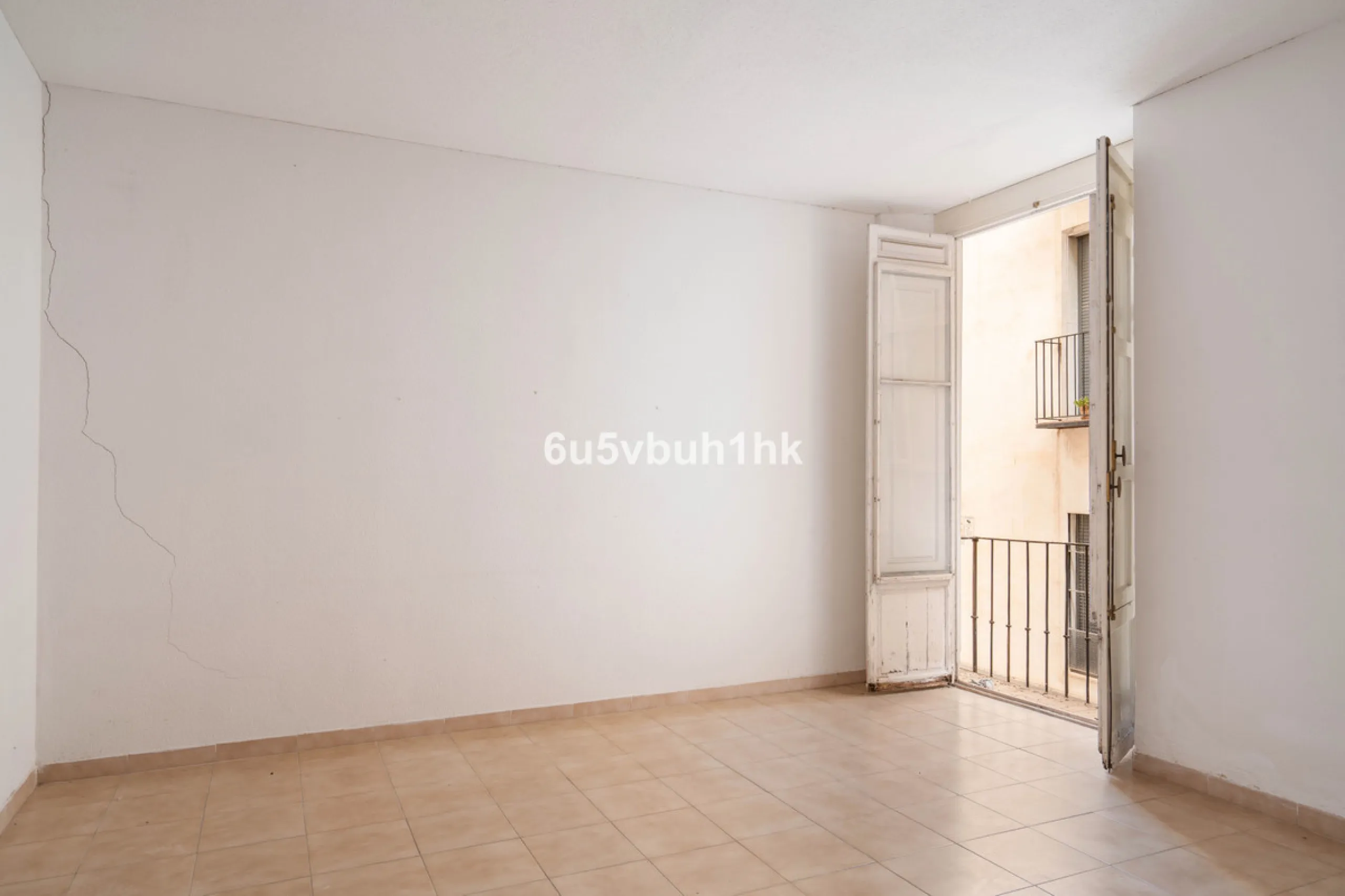 In the very heart of Málaga's historic centre, on the corner of two charming pedestrian streets, lies one of those treasures that makes the hearts of architecture lovers beat faster. This is not a move-in-ready home — it's an invitation to dream, to trans