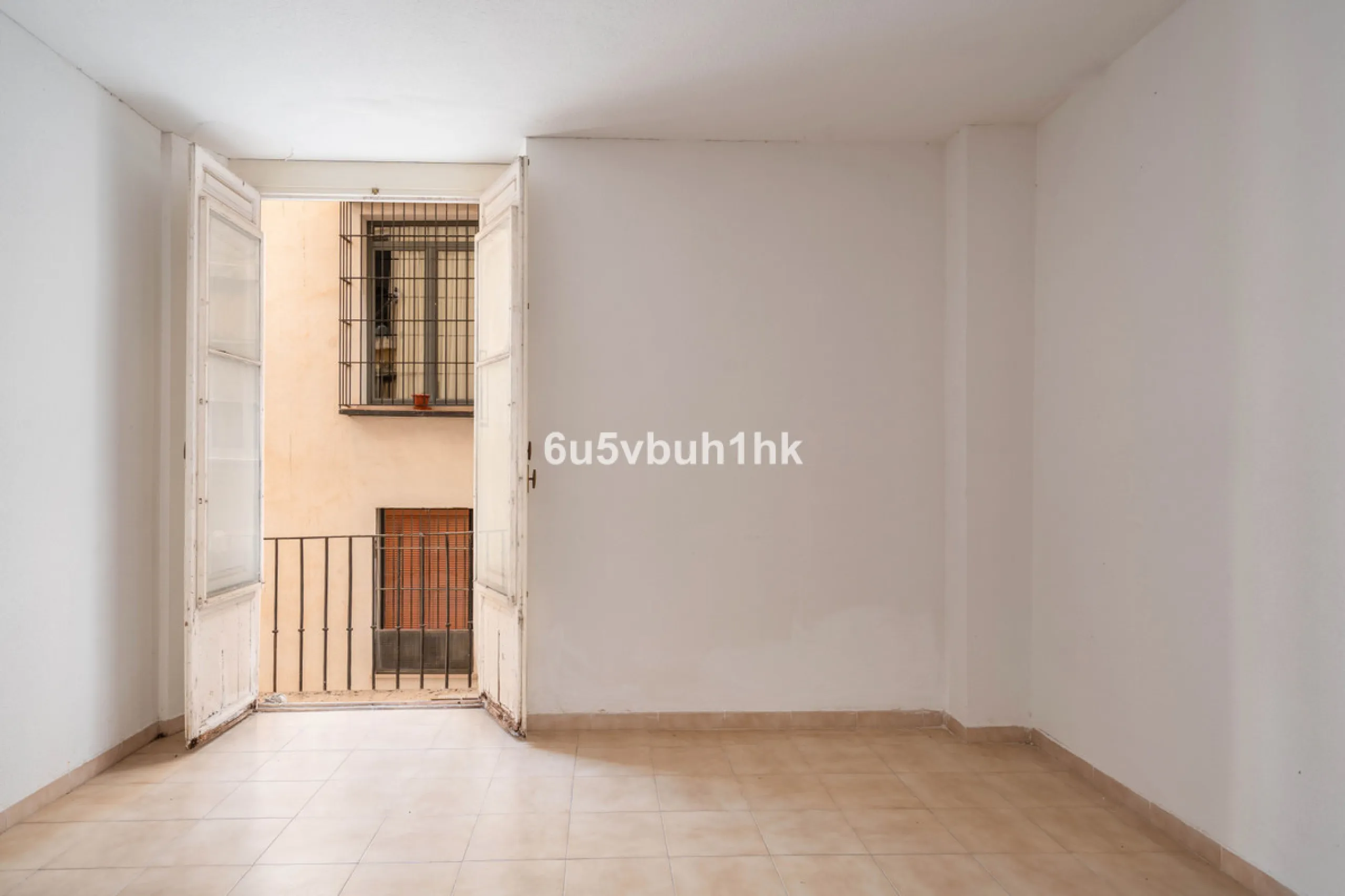 In the very heart of Málaga's historic centre, on the corner of two charming pedestrian streets, lies one of those treasures that makes the hearts of architecture lovers beat faster. This is not a move-in-ready home — it's an invitation to dream, to trans