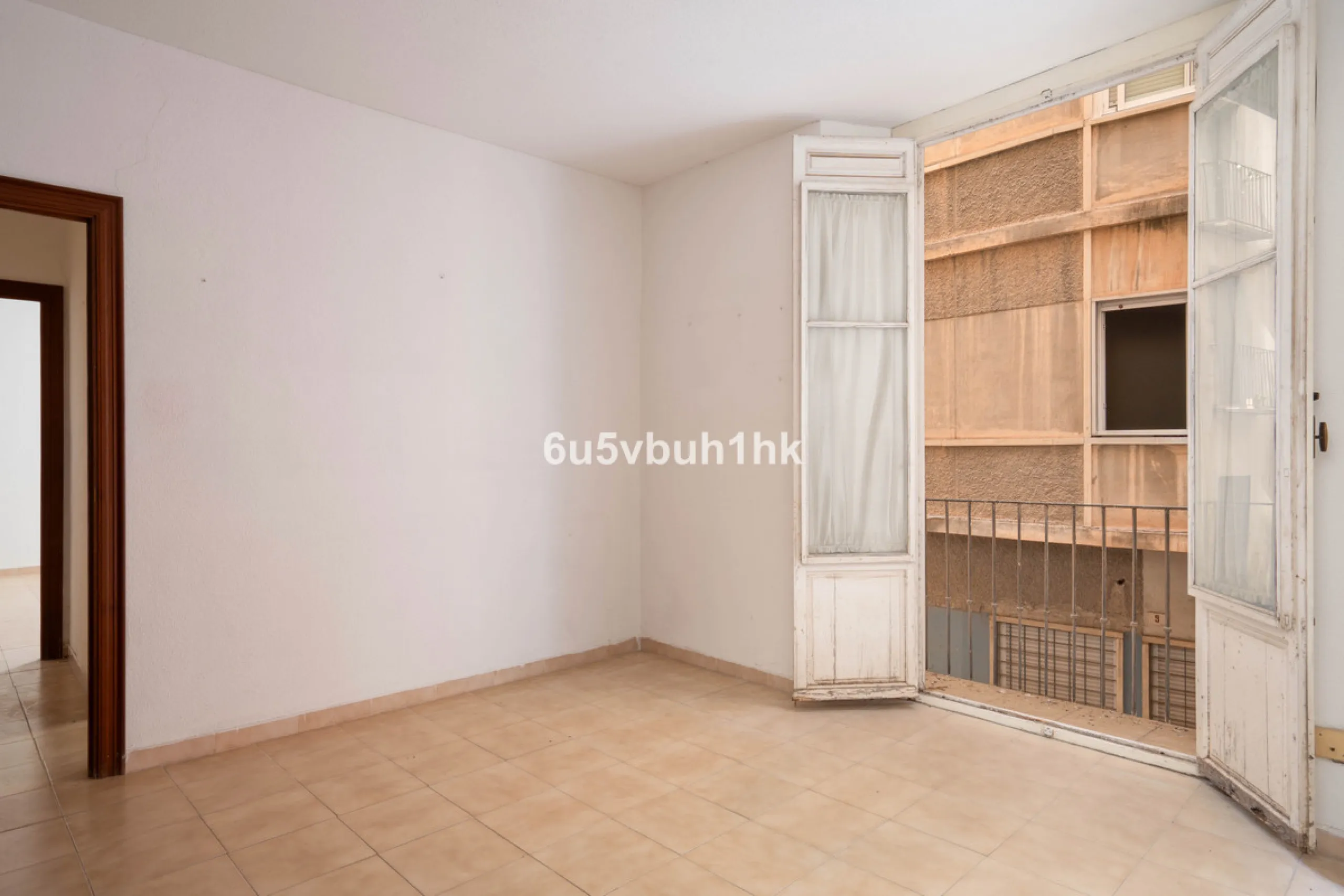 In the very heart of Málaga's historic centre, on the corner of two charming pedestrian streets, lies one of those treasures that makes the hearts of architecture lovers beat faster. This is not a move-in-ready home — it's an invitation to dream, to trans
