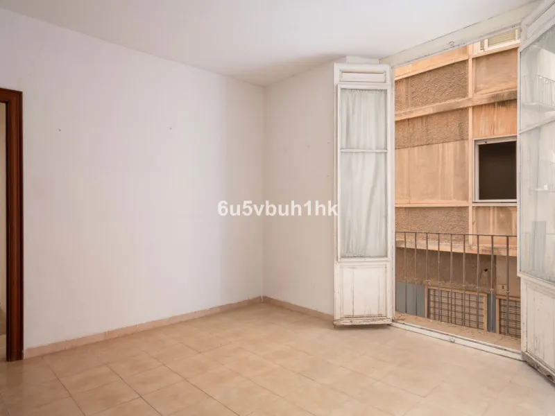 In the very heart of Málaga's historic centre, on the corner of two charming pedestrian streets, lies one of those treasures that makes the hearts of architecture lovers beat faster. This is not a move-in-ready home — it's an invitation to dream, to trans
