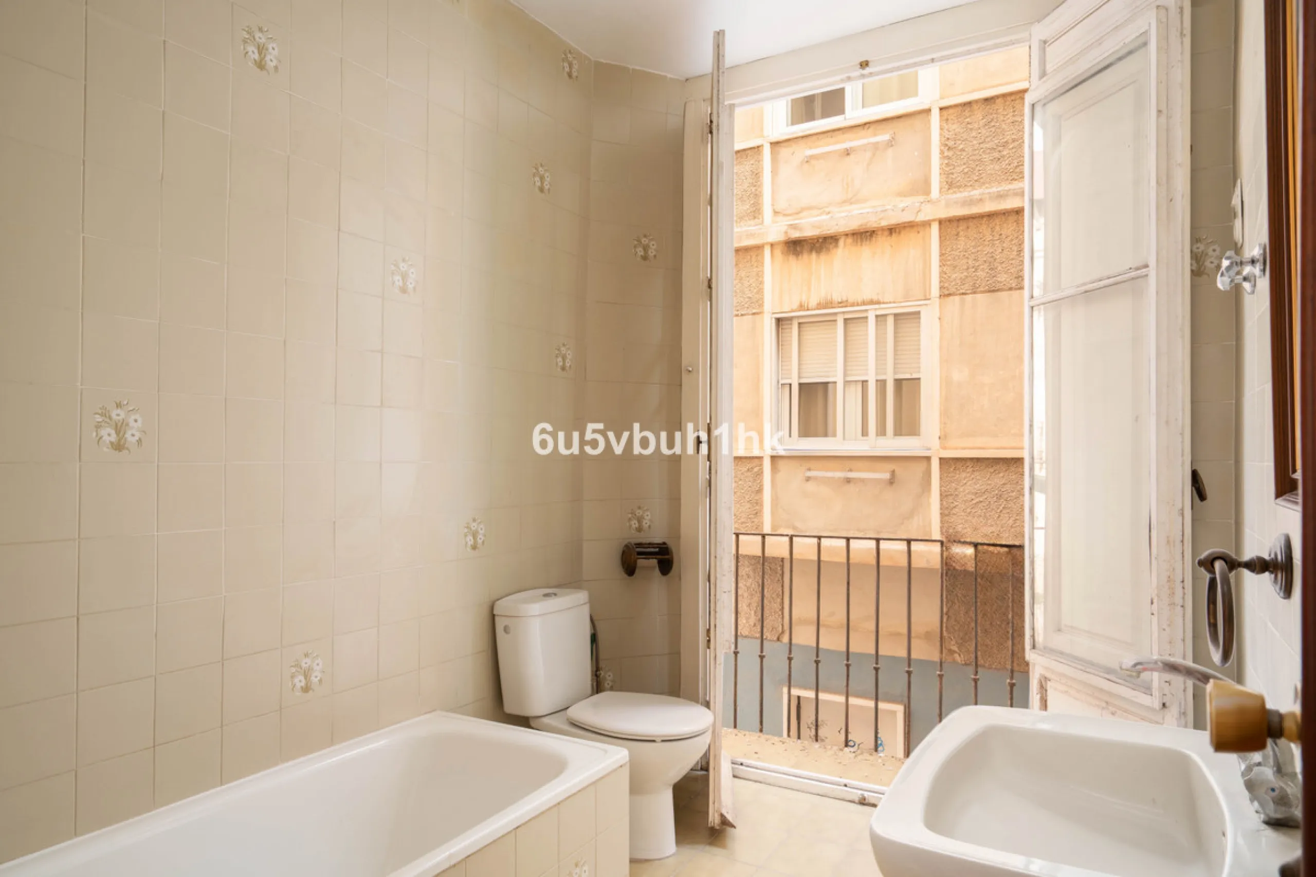 In the very heart of Málaga's historic centre, on the corner of two charming pedestrian streets, lies one of those treasures that makes the hearts of architecture lovers beat faster. This is not a move-in-ready home — it's an invitation to dream, to trans