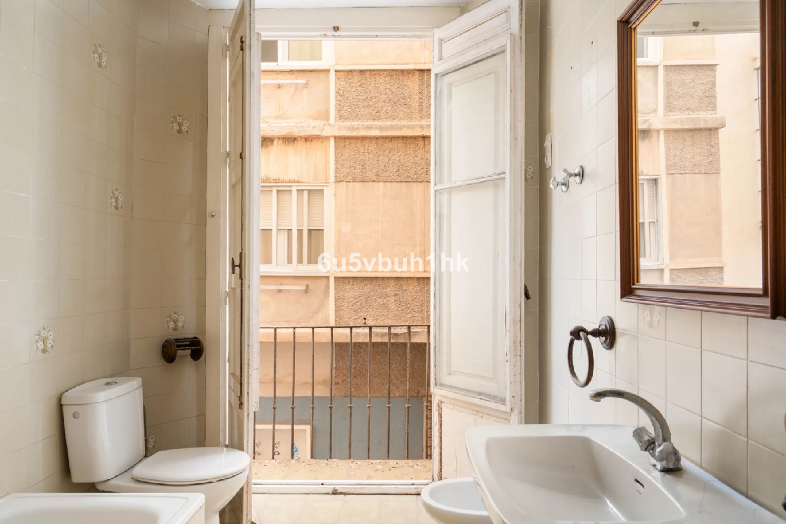 In the very heart of Málaga's historic centre, on the corner of two charming pedestrian streets, lies one of those treasures that makes the hearts of architecture lovers beat faster. This is not a move-in-ready home — it's an invitation to dream, to trans