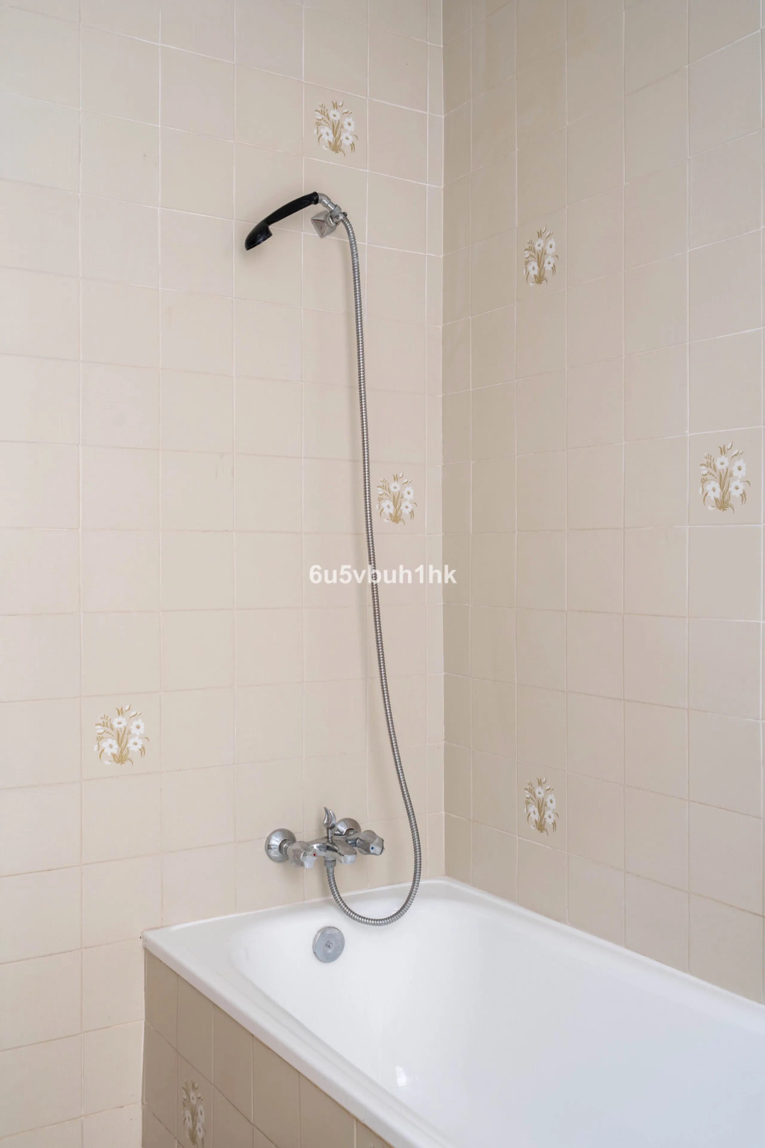 In the very heart of Málaga's historic centre, on the corner of two charming pedestrian streets, lies one of those treasures that makes the hearts of architecture lovers beat faster. This is not a move-in-ready home — it's an invitation to dream, to trans