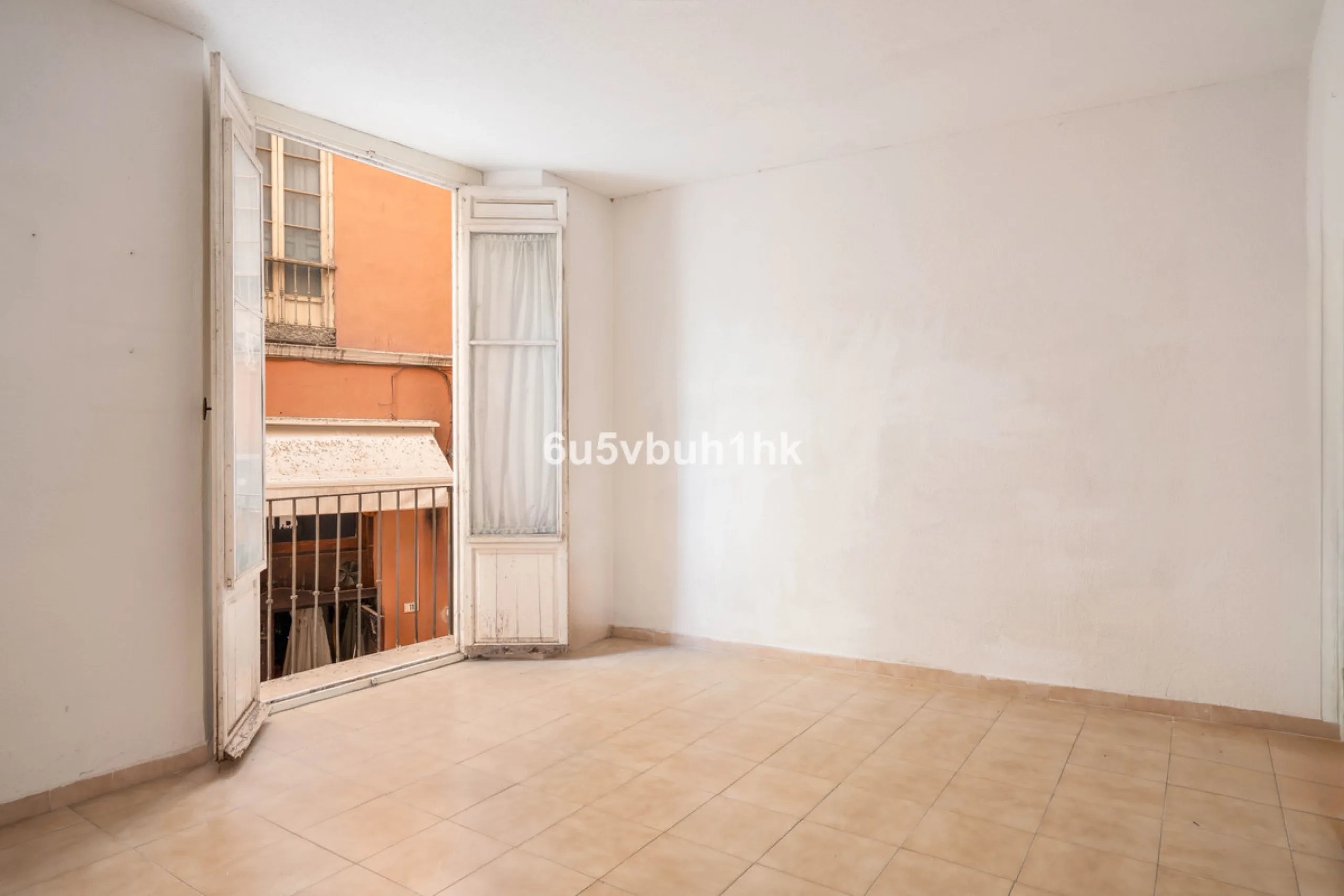 In the very heart of Málaga's historic centre, on the corner of two charming pedestrian streets, lies one of those treasures that makes the hearts of architecture lovers beat faster. This is not a move-in-ready home — it's an invitation to dream, to trans