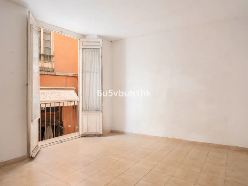 In the very heart of Málaga's historic centre, on the corner of two charming pedestrian streets, lies one of those treasures that makes the hearts of architecture lovers beat faster. This is not a move-in-ready home — it's an invitation to dream, to trans