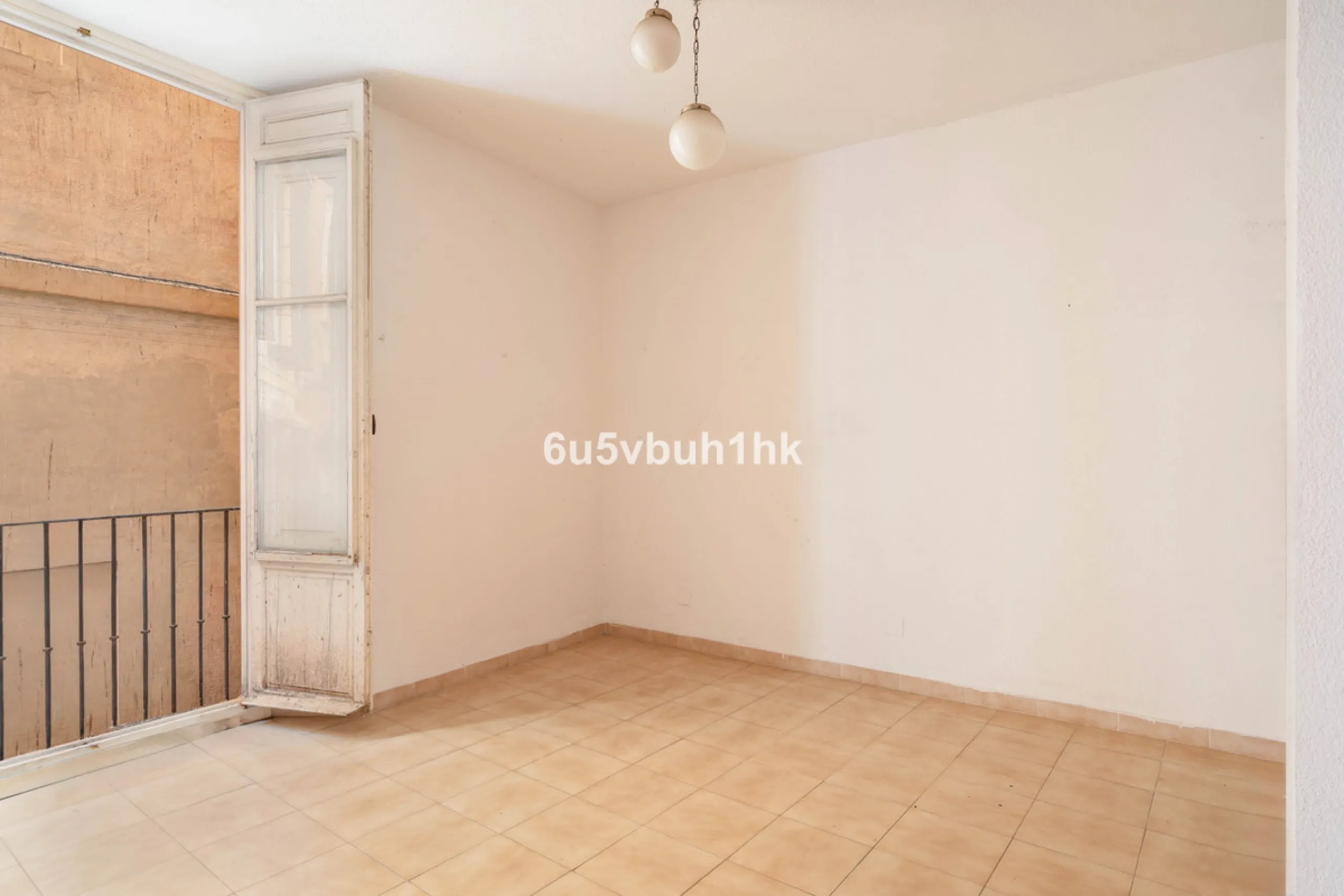 In the very heart of Málaga's historic centre, on the corner of two charming pedestrian streets, lies one of those treasures that makes the hearts of architecture lovers beat faster. This is not a move-in-ready home — it's an invitation to dream, to trans