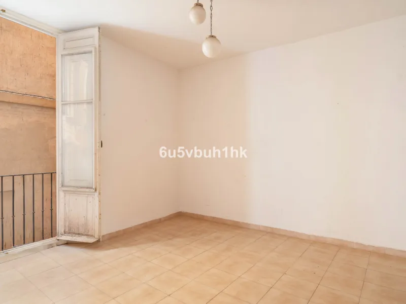 In the very heart of Málaga's historic centre, on the corner of two charming pedestrian streets, lies one of those treasures that makes the hearts of architecture lovers beat faster. This is not a move-in-ready home — it's an invitation to dream, to trans