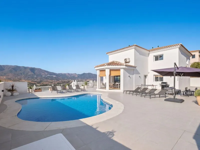 Luxury Villa with Panoramic Views, Private Pool & Proven Rental Returns