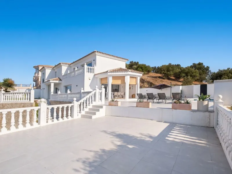Luxury Villa with Panoramic Views, Private Pool & Proven Rental Returns