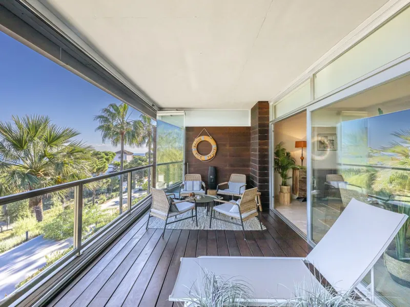 This 3-bedroom, 3-bathroom apartment boasts a stunning 30m² terrace with panoramic sea views. The apartment is very well-maintained, fully furnished, and features underfloor heating, which is very useful during the winter months.