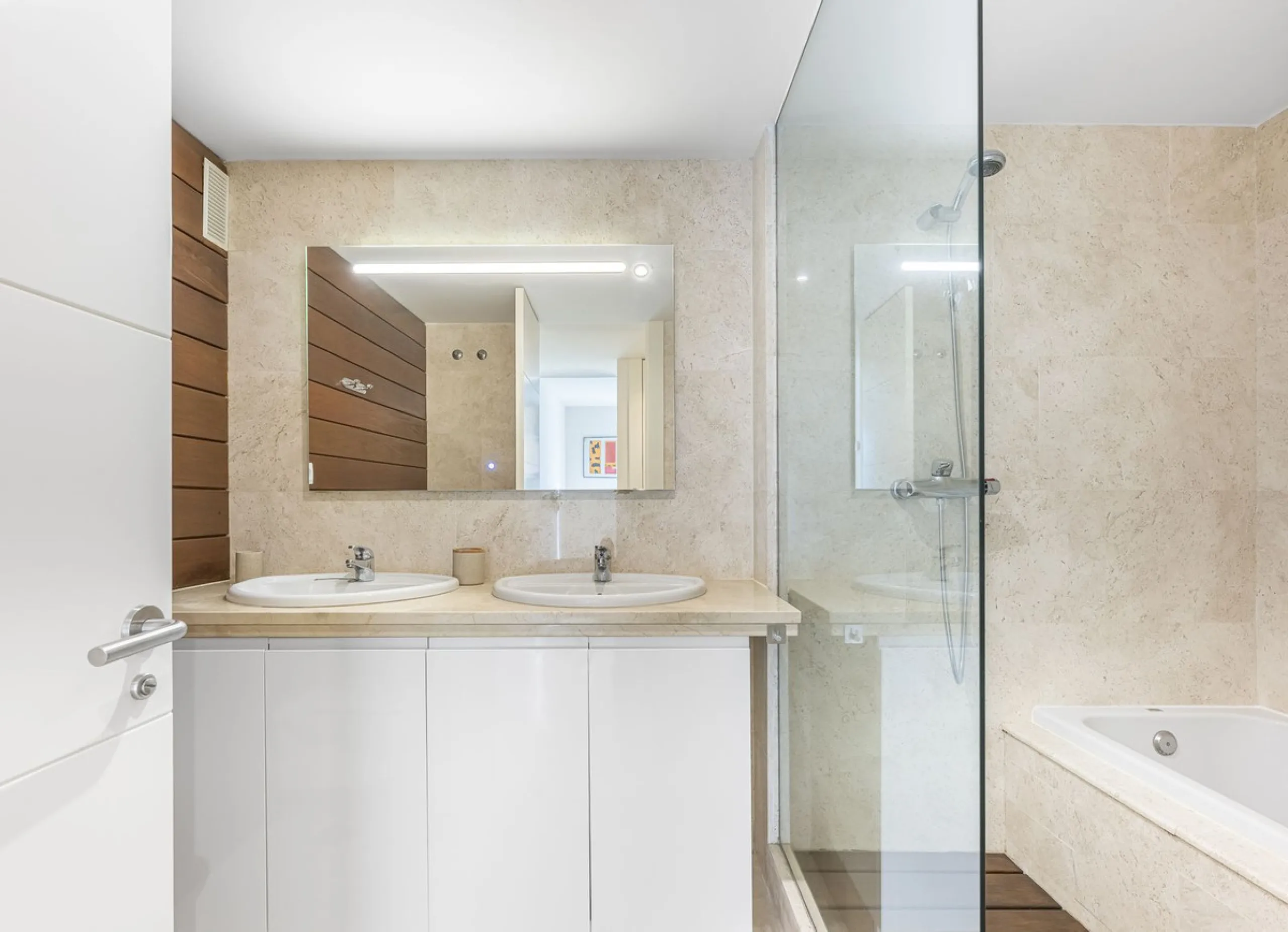 This 3-bedroom, 3-bathroom apartment boasts a stunning 30m² terrace with panoramic sea views. The apartment is very well-maintained, fully furnished, and features underfloor heating, which is very useful during the winter months.